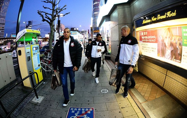 Corintianos em loja em Nagoya (Foto: Marcos Ribolli / Globoesporte.com)