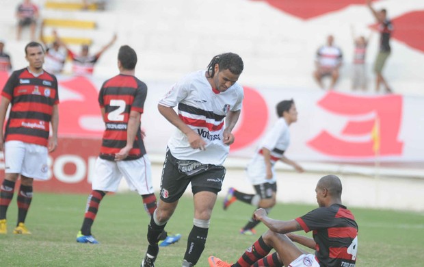 Santa Cruz x Campinense - Dênis Marques (Foto: Aldo Carneiro/Pernambuco Press)