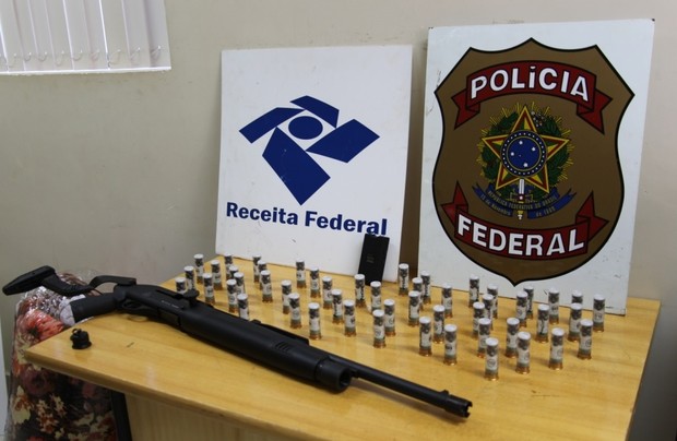 Armamento encontrado com Rafael Ilha e sua mulher Aline (Foto: Divulgação/Polícia Federal)