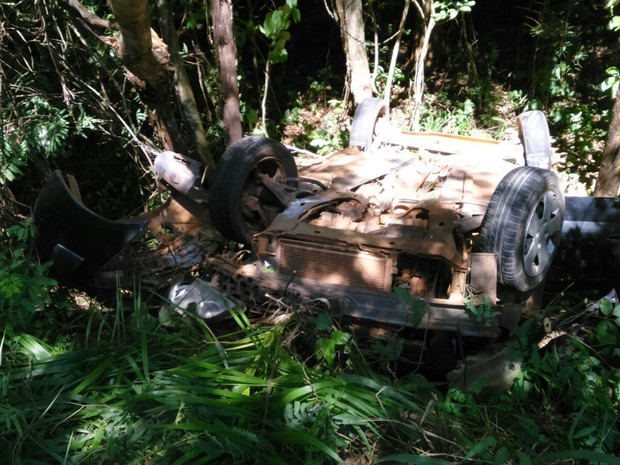 G Homem Capota Carro Para N O Bater De Frente Carreta Na Br