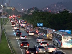 Reflexos do trânsito chegavam em Niterói (Foto: Reprodução/TV Globo) Reflexos do trânsito chegavam em Niterói (Foto: Reprodução/TV Globo)