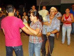 Brincadeira da vassoura é destaque no São João de Taquaritinga do Norte (Foto: Katherine Coutinho/G1)