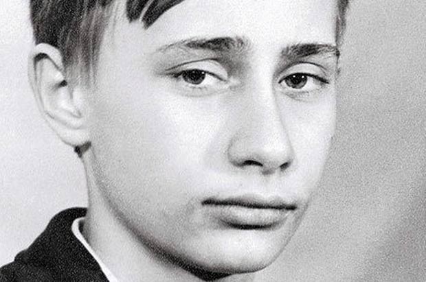 Vladimir Putin, presidente da Rússia, quando ainda era criança e vivia em Leningrado, na década de 1960. A foto faz parte da biografia de Putin divulgada no site do Kremlin (Foto: Divulgação/Kremlin)