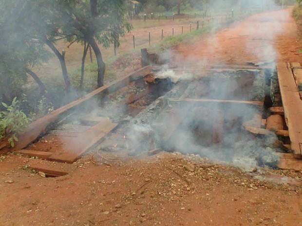 Ponte na Comunidade Limpo Grande foi incendiada no sábado (26) (Foto: Secretaria de Viação, Obras e Urbanismo de Várzea Grande (MT)) Ponte na Comunidade Limpo Grande foi incendiada no sábado (26) (Foto: Secretaria de Viação, Obras e Urbanismo de Várzea Grande (MT))
