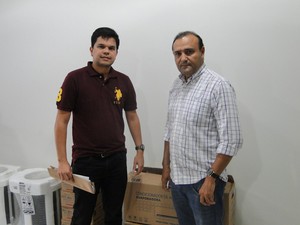 Torcedores doam dois aparelhos de ar-condicionado ao Campinense (Foto: Divulgação / Campinense)