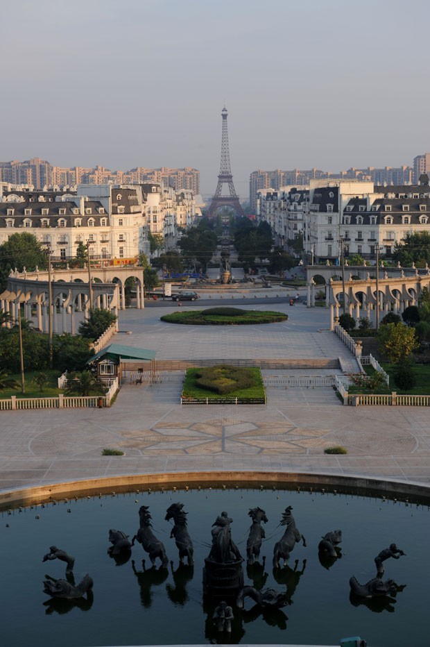 Cópia da Torre Eiffel e de seus arredores em Tianducheng, bairro que imita Paris na cidade de Hangzhou (Foto: Liang zhen / Imaginechina/ AFP)