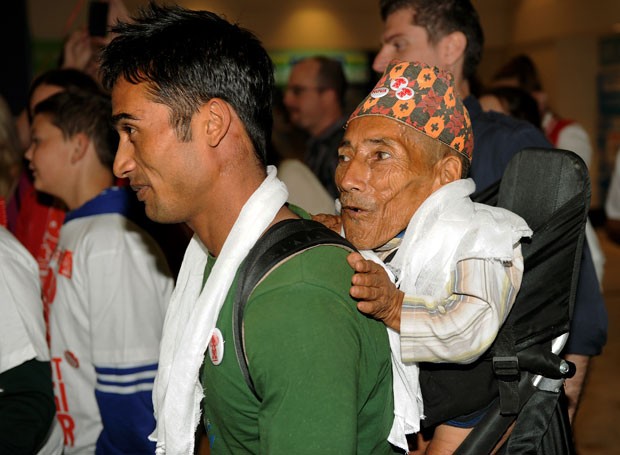 Chandra Dangi tem 72 anos e vive com sete irmãos, que têm altura normal, no Nepal. Ele trabalha fazendo faixas para a cabeça dos carregadores de sua cidade natal (Foto: Greg Wood/AFP)