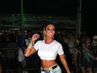 Com a barriga sarada de fora, Juju Salimeni samba em São Paulo