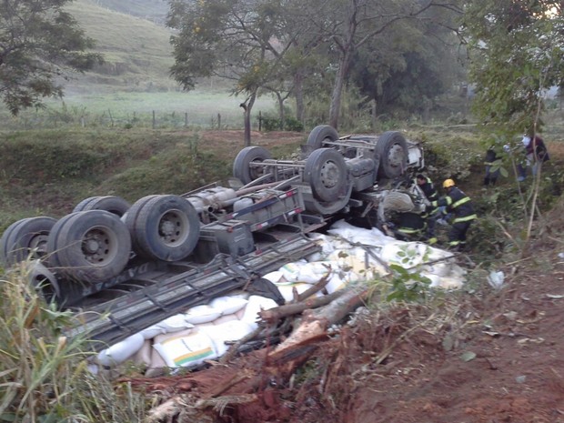 Dois morrem após caminhão cair em ribanceira em Silveiras, SP (Foto: Elizeu Ribeiro/ Vanguarda Repórter)