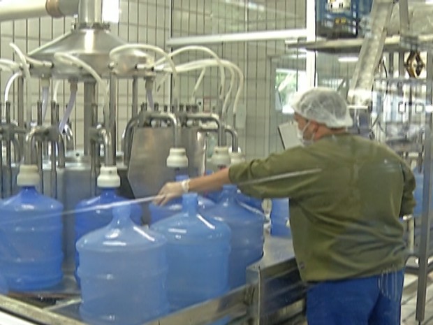 Envasadoras de água mineral aumentam produção no Alto Tietê (Foto: Reprodução/TV Diário)