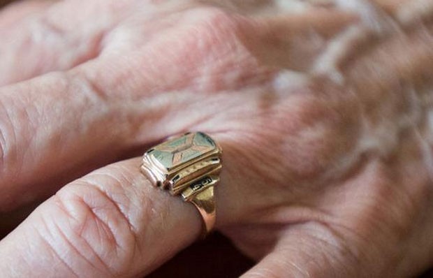 Dolores Rogers recuperou seu anel de formatura que tinha perdido havia 60 anos (Foto: Reprodução/Twitter/Andrew Dodson)