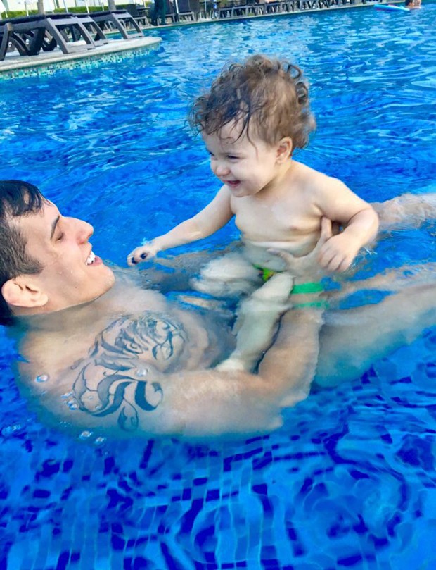 O lutador do UFC Felipe Sertanejo com o filho, Theo (Foto: Arquivo Pessoal)
