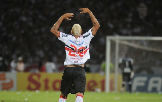 flávio caça-rato santa cruz x betim (Foto: Aldo Carneiro / Pernambuco Press)