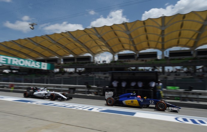 Felipe Massa e Felipe Nasr deixando os boxes durante treino classificatório do GP da Malásia (Foto: AFP)