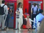 Filha de Guilhermina Guinle usa tiara de princesa em aeroporto do Rio