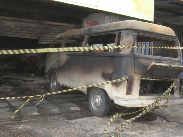 Veículos foram totalmente destruídos pelo fogo (Foto: Reprodução / TV Globo)