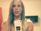 Rebeca Gusmão faz selfie em que mostra suas tatuagens