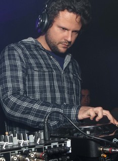 Selton Mello ataca de DJ em festa na Zona Sul do Rio (Marcos Samerson/div)