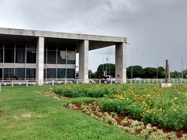 Jardim ao lado do Palácio do Buriti, sede do GDF, no Eixo Monumental, em Brasília (Foto: Lucas Nanini/G1)