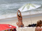 Fernanda de Freitas troca beijos com o namorado na praia da Barra
