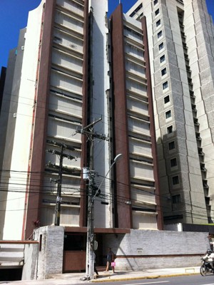 Operário escorregou enquanto lavava fachada, segundo moradores,. (Foto: Kety Marinho / TV Globo)