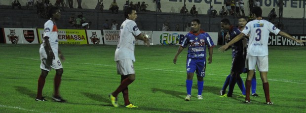 Boiadeiro mantem jejum de gols e sofre com a presença dos marcadores (Foto: Renan Morais/GLOBOESPORTE.COM)