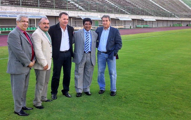 Parreira, Murtosa e sua comitiva no estádio de Pituaçu, em Salvador (Foto: Eric Luis Carvalho)