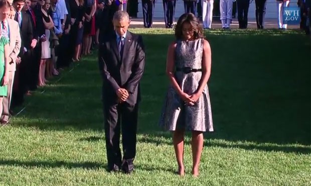 O presidente dos Estados Unidos, Barack Obama, e sua mulher, Michelle, participam de cerimônia em homenagem às vítimas doa tentado de 11 de setembro de 2001, que completa 14 nesta sexta-feira (11) (Foto: Reprodução/White House)