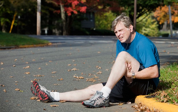 Corredor com dor no joelho (Foto: Getty Images)