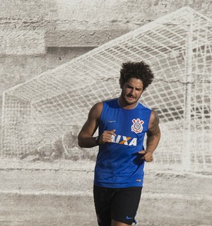 Pato faz trabalho físico nas férias e volta equilibrado ao Corinthians