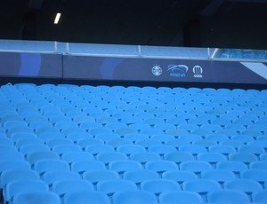O azul das cadeiras da Arena está descolorindo (Foto: hector werlang/globoesporte.com)