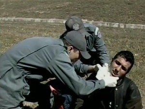 Bombeiros socorrem vítima de cerol em Divinópolis (Foto: TV Integração/Reprodução)
