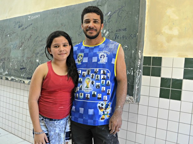 O técnico administrativo Anazon Alexandre participa do mutirão e pintou a sala que a filha Letícia Nunes estuda (Foto: Aline Nascimento/G1)