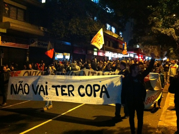 Grupo de manifestantes realiza protesto no Centro de Porto Alegre (Foto: Estêvão Pires/G1)