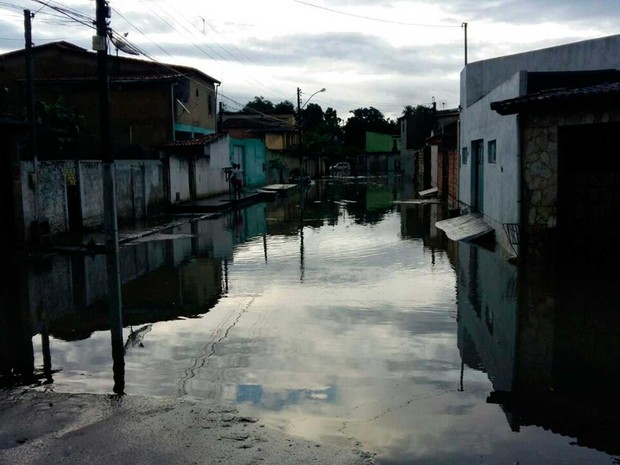 Rua de Alagoinhas alagada por conta da chuva (Foto: Arquivo Pessoal)