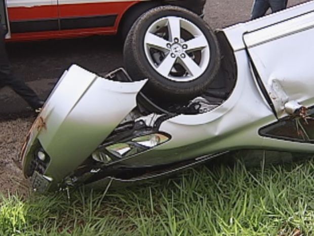 Veículo foi parar na valeta do acostamento após o acidente  (Foto: reprodução/TV Tem)