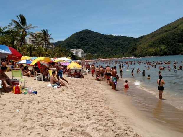 Turistas lotaram praia Martin de Sá, em Caraguatatuba, nesta sexta-feira (2) (Foto: André Luis Rosa)