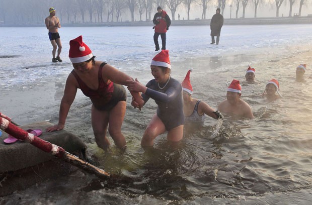 Chineses saem de lago parcialmente congelado durante comemorao curiosa (Foto: Stringer/Reuters)