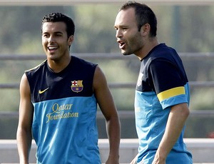 iniesta e pedro rodriguez barcelona treino (Foto: Agência EFE)