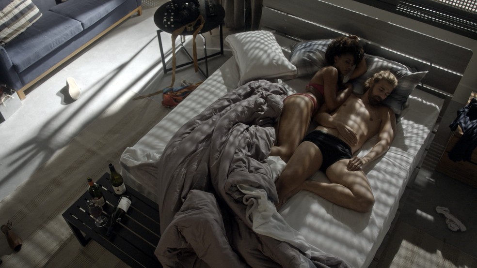 Laura e Pedro dormem juntos (Foto: TV Globo)