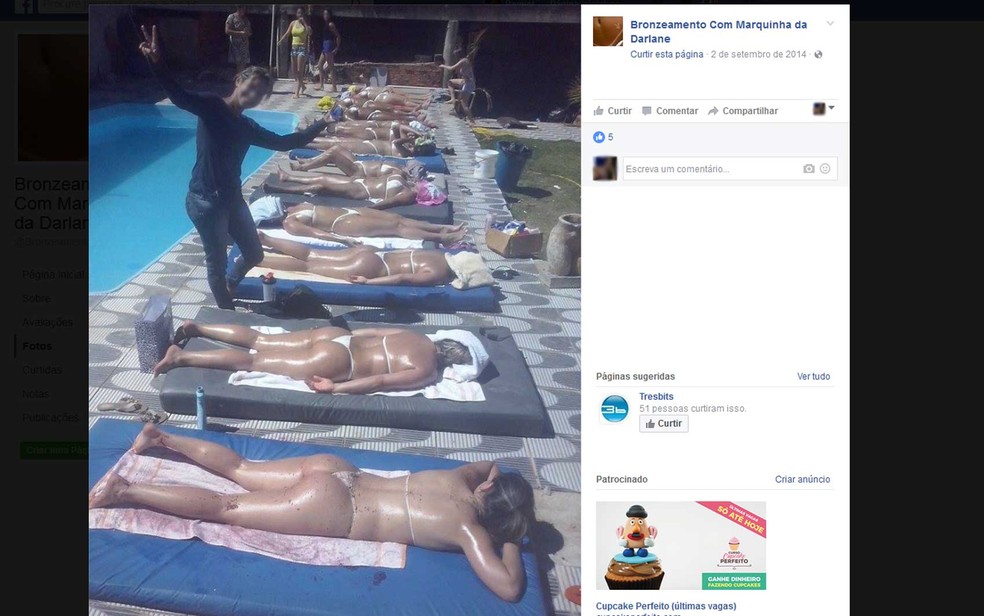 Foto em rede social mostra mulheres passando por procedimento de bronzeamento em clínica de estética no DF; suposta dona do local posa para foto fazendo 'v de vitória' (Foto: Facebook/Reprodução)
