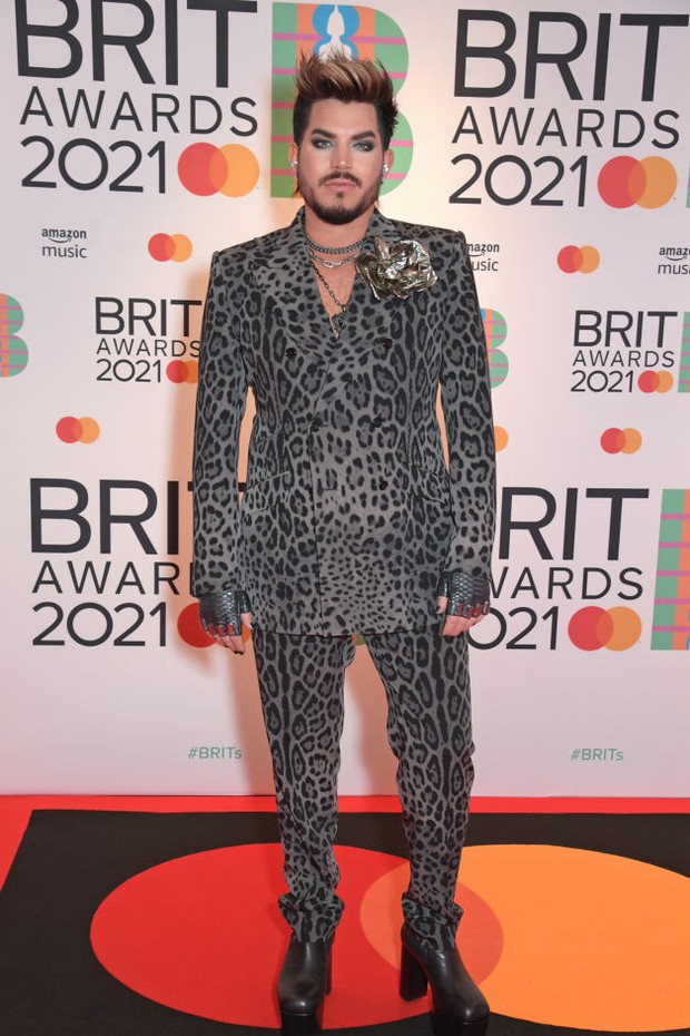 LONDON, ENGLAND - MAY 11:   Adam Lambert arrives at The BRIT Awards 2021 at The O2 Arena on May 11, 2021 in London, England.  (Photo by David M. Benett/Dave Benett/Getty Images) (Foto: Dave Benett/Getty Images)