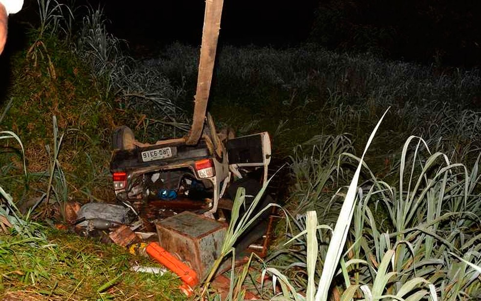 Carro caiu de ponte no trecho da cidade de Itajuípe (Foto: Blog Verdinho Itabuna)