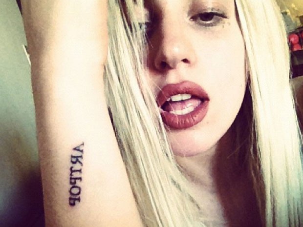 A cantora Lady Gaga mostra sua nova tatuagem, que segundo ela dará título ao seu próximo álbum (Foto: Divulgação/Littlemonsters.com)