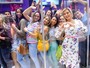 Com novo visual, Andressa Urach posa com fãs em evento em São Paulo