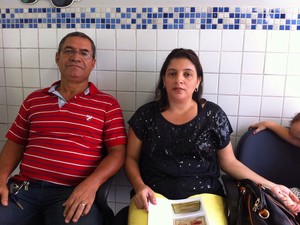 Pais da menina, Hélio Albuquerque e Gildete Gomes, prestam queixa na GPCA. (Foto: Bruno Fontes / TV Globo)