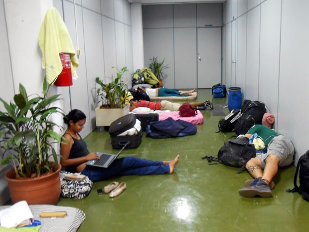 Estudantes declararam que vão aguardar reitora para novas negociações (Foto: Gesseca Ronfim/G1 MT)