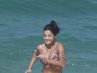 Aline Riscado mostra corpaço em dia de praia no Rio com fio-dental