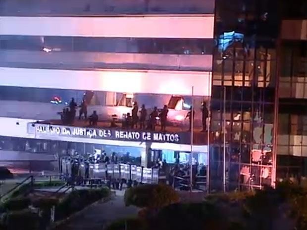 Confronto em frente ao Tribunal de Justiça do Espírito Santo (Foto: Reprodução/TV Gazeta)