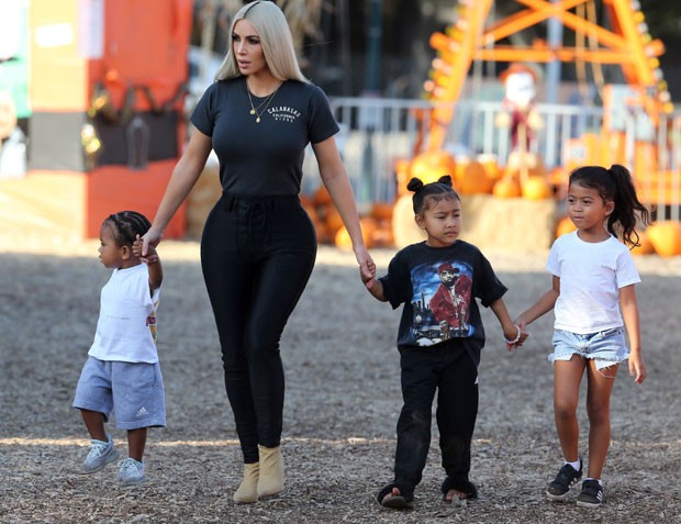 Kim Kardashian com os filhos Saint e North e uma amiguinha das crianças  (Foto: The Grosby Group)